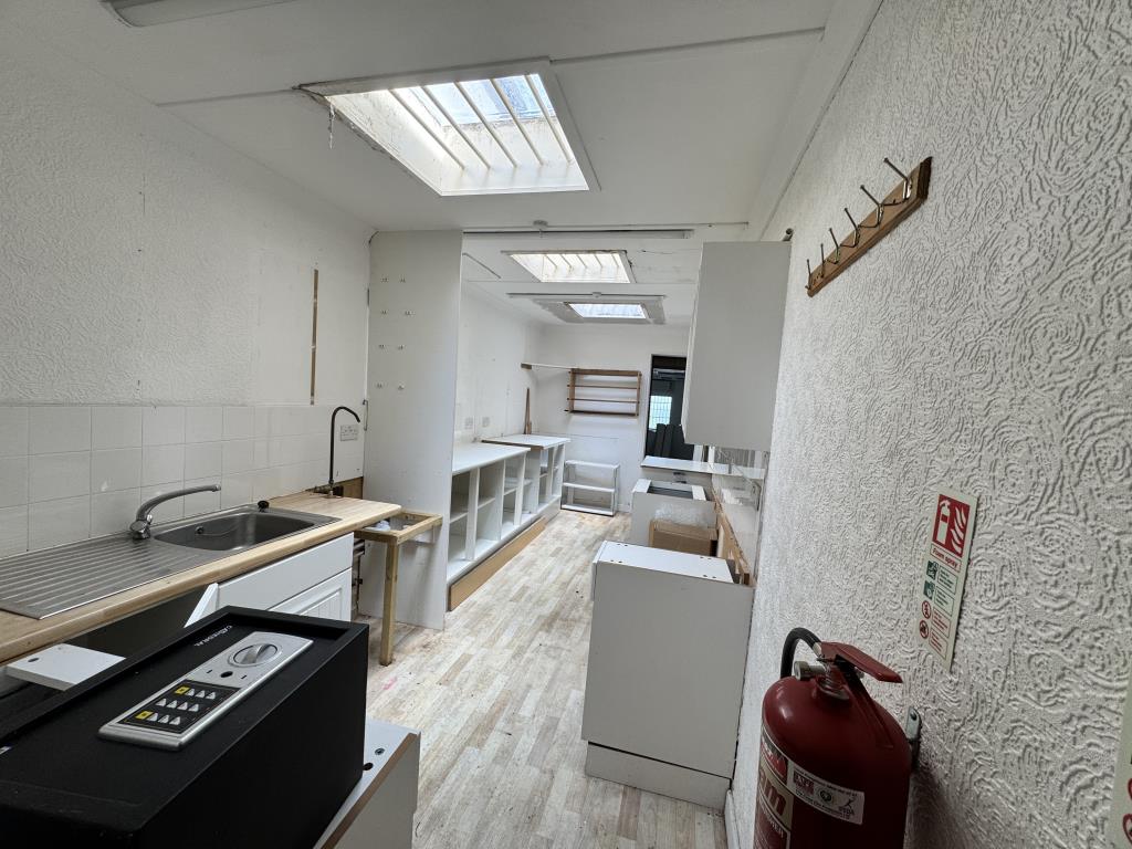Lot: 40 - SHOP WITH FLAT ABOVE - Rear of the shop/staff area